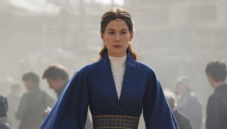 La Roue du Temps : Rosamund Pike taquine une Moiraine « plus humaine » dans la saison 2