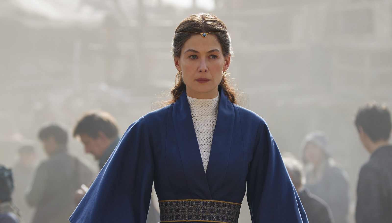 Moiraine in a crowd in The Wheel of Time