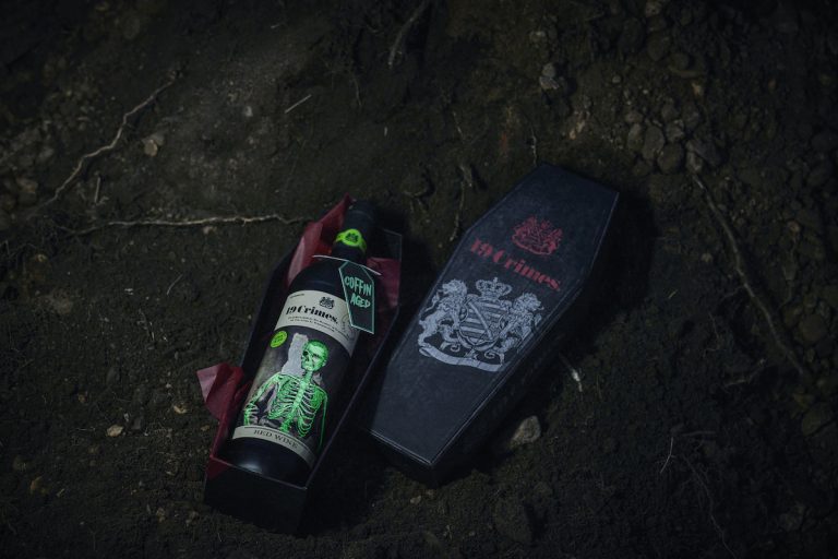 Le vin vieilli dans le cercueil de 19 Crimes est un régal d&rsquo;Halloween qui pourrait en fait être hanté