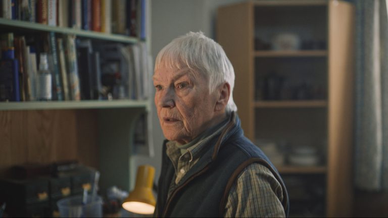 Oui, c&rsquo;était la mère de Jimmy Perez avec le fusil de chasse dans la série 8 des Shetland