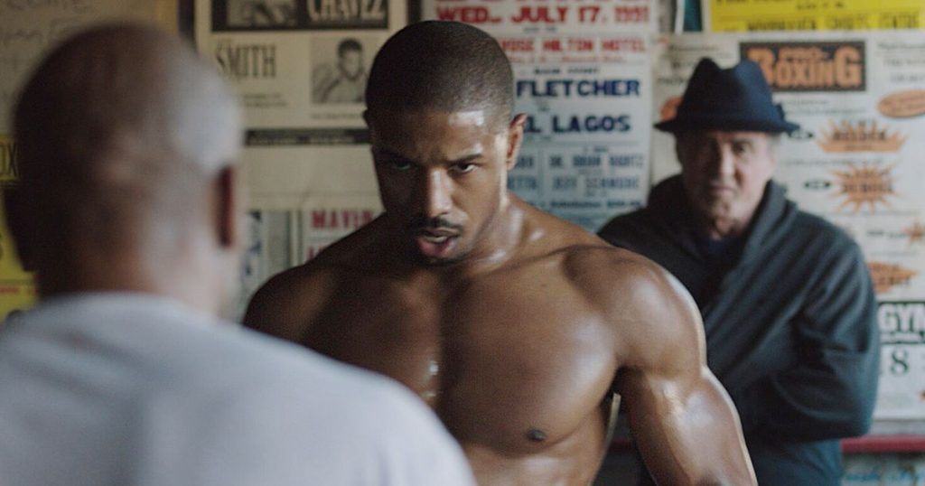 Creed - Born to Fight est le film qui sera diffusé ce soir sur la chaîne Rai 2, voici l'intrigue, le casting et les curiosités du film avec le protagoniste Michael B. Jordan.