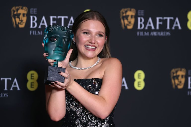 Mia McKenna-Bruce, la star du cinéma britannique récompensée aux Bafta