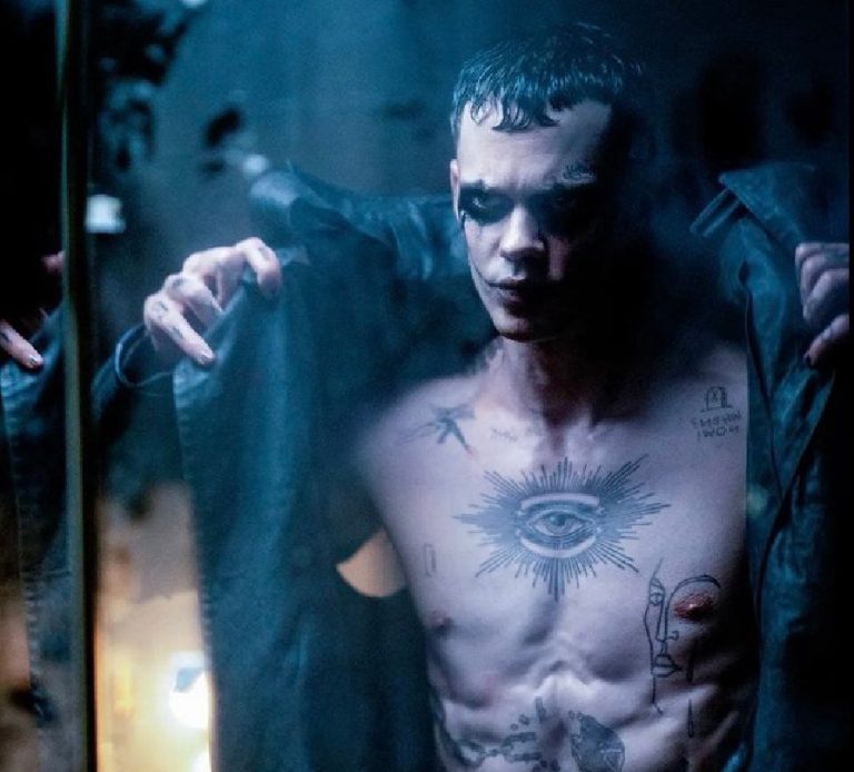 The Crow, Bill Skarsgård est Eric Draven dans les premières images du remake