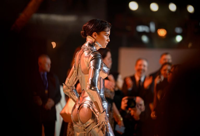 Zendaya étourdit à la première de Dune – Deuxième partie dans une robe robotique