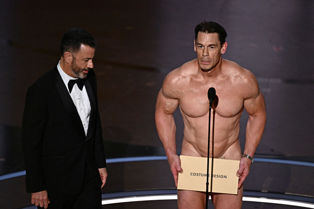 Oscar 2024, John Cena nudo sul palco: la gag è virale sui social