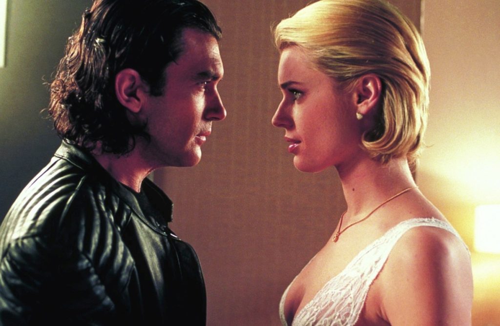 Femme Fatale est un film de 2002 réalisé et écrit par Brian De Palma avec Rebecca Romjin et Antonio Banderas, voici l'intrigue, le casting et les curiosités du film.