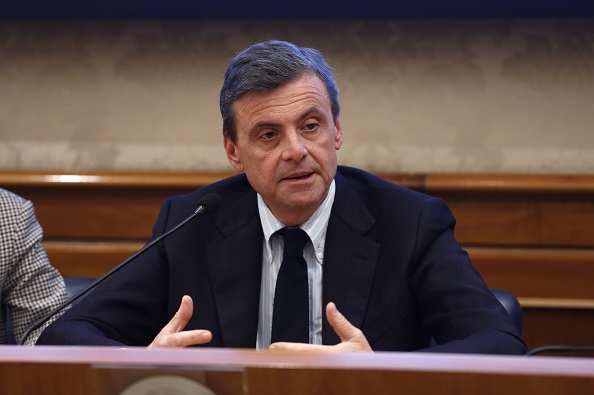 Ce soir 9 avril, à 21h15 sur La7, Giovanni Floris revient avec un nouveau rendez-vous dans son émission approfondie DiMartedì.  Le talk-show, après l'habituelle couverture satirique, propose dans les différents épisodes diverses pistes de réflexion sur les principaux sujets d'actualité, de politique, d'économie et de société.  L'action du gouvernement italien et les nouvelles de l'étranger sont toujours à l'ordre du jour, sans oublier les analyses et les éclairages de divers invités internationaux.  Les épisodes sont disponibles en streaming sur le site officiel de la chaîne ou via les réseaux sociaux, où vous pourrez suivre toute la saison 2024. Avant-premières de l'épisode du mardi 9 avril 2024.DiMartedì, avant-premières de l'épisode du 9 avril 2024 sur La7 Le La nouvelle nomination du programme d'approfondissement politique et économique de La7 se concentrera sur les principaux thèmes qui occupent le devant de la scène dans l'actualité italienne.  L'épisode du 9 avril se concentrera principalement sur la fracture qui oppose le Mouvement 5 étoiles et le Parti démocrate en vue des prochaines élections locales et régionales, sans oublier les décisions du gouvernement Meloni en matière de réformes constitutionnelles.  Le nouvel épisode de DiMartedì tentera également d'analyser le plan économique et fiscal de notre pays, avec une attention particulière au Def après le feu vert du Conseil des ministres.  Giovanni Floris en parlera au cours de la soirée avec deux invités en studio, à savoir le leader d'Azione Carlo Calenda et Pier Ferdinando Casini.  Quant à la couverture satirique, comme toujours, la place revient au couple de comédiens Luca et Paolo.