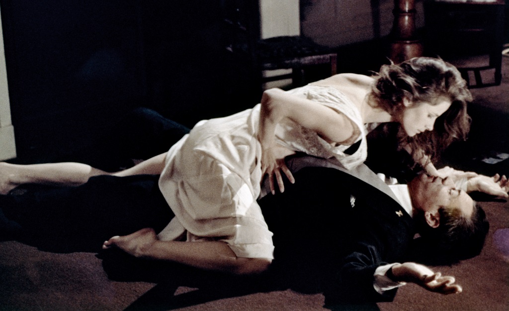 En 1974, Le Porteur de nuit, film controversé de Liliana Cavani, arrive en salles.  50 ans après sa sortie, il continue de diviser les critiques.