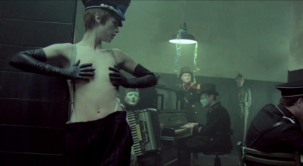 En 1974, Le Porteur de nuit, film controversé de Liliana Cavani, arrive en salles.  50 ans après sa sortie, il continue de diviser les critiques.