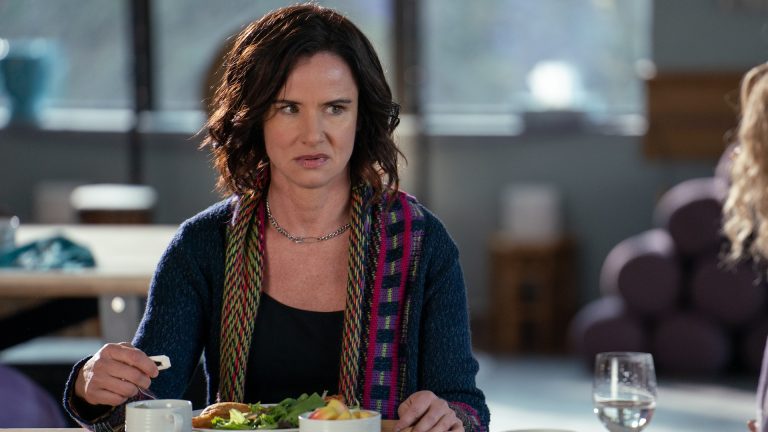 Juliette Lewis donne aux Yellowjackets la figure tragique de Jesse Pinkman dont ils ont besoin