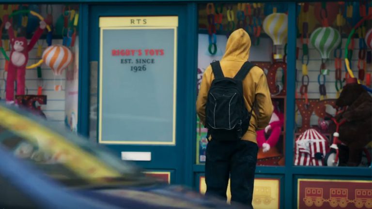 Théorie de la saison 2 de Devil&rsquo;s Hour : nous pensons savoir qui est « Yellow Hoodie »