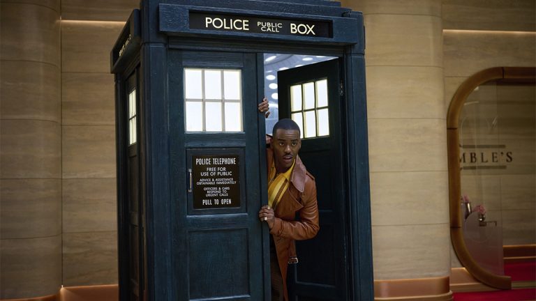 Revue spéciale de Noël de Doctor Who : De la joie pour le monde