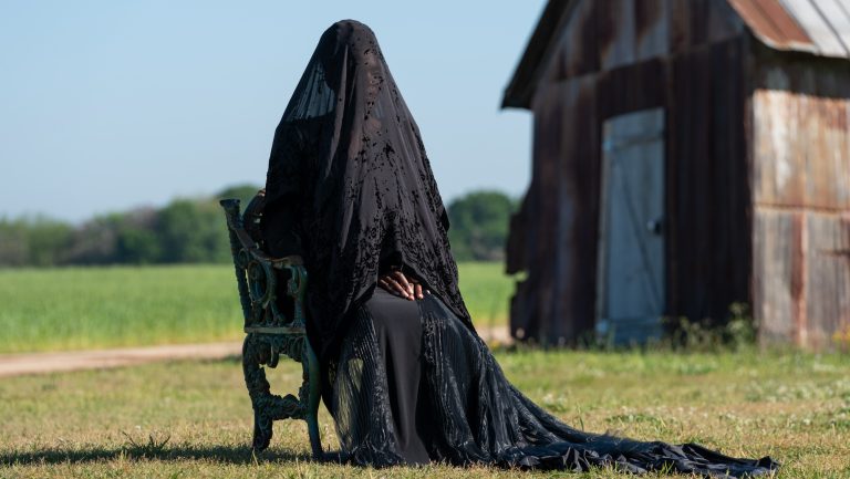 La femme dans la cour: à l&rsquo;intérieur d&rsquo;une histoire de fantômes Blumhouse brisant chaque stéréotype