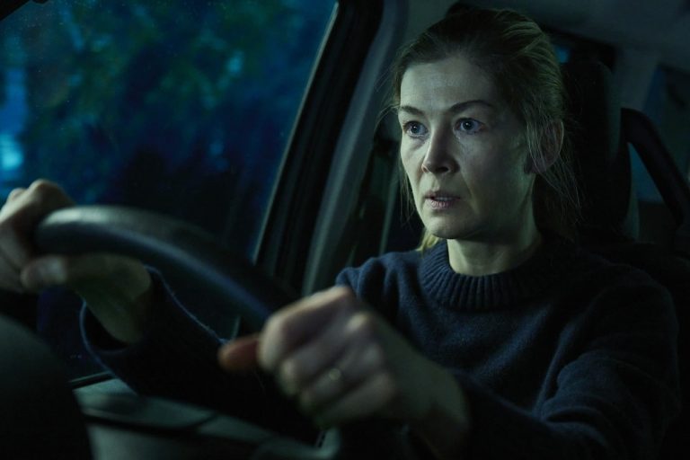 Revue de Hallow Road: Rosamund Pike Stars dans Perfect Nightmare