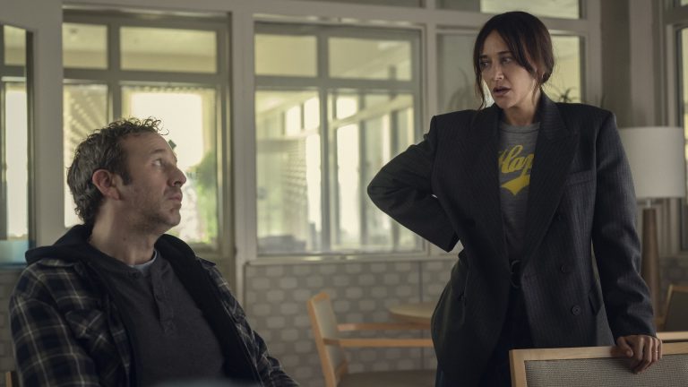 Black Mirror Saison 7 Épisode 1 Revue: Personnes ordinaires