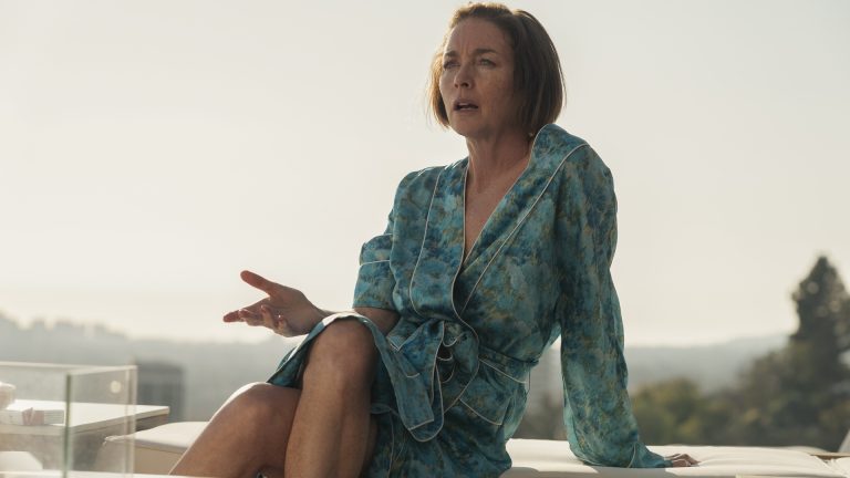 Julianne Nicholson de Hacks a clairement le temps de sa vie en tant que maman de danse