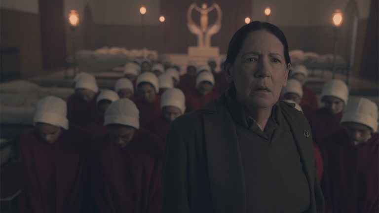 La décision de tante Lydia dans l&rsquo;histoire de la servante est entièrement amoureuse, dit Ann Dowd