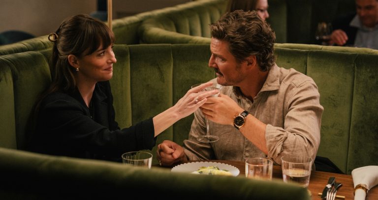 Le teaser des matérialistes est un retour en arrière qu&rsquo;il a même une «voix de bande-annonce»