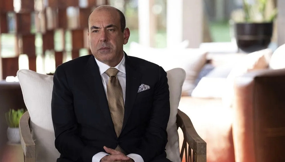 Louis Litt (Rick Hoffman) at an Anger Management retreat in Suits LA