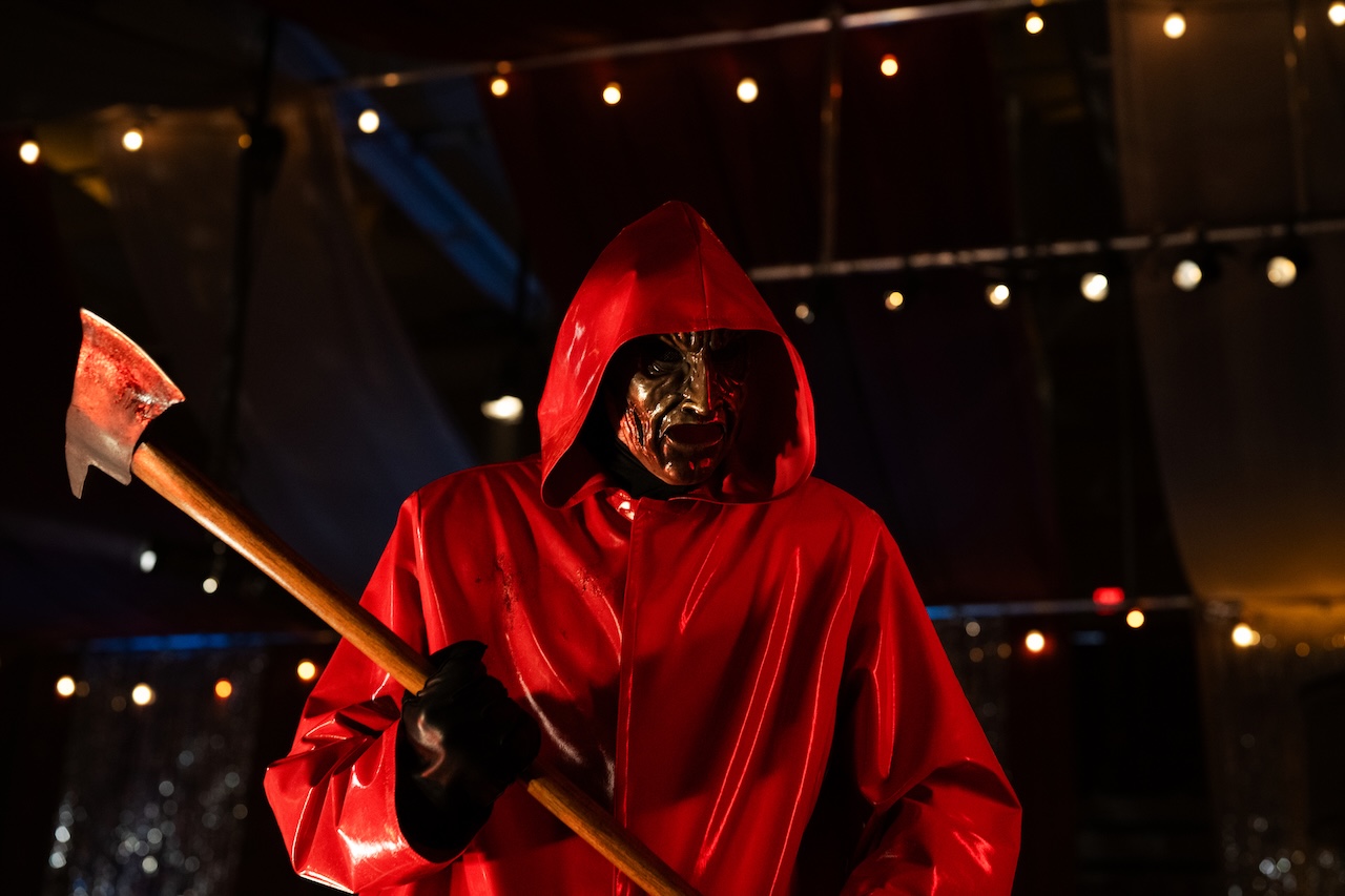 Fear Street: Prom Queen. The Killer in Fear Street: Prom Queen. Cr. Alan Markfield/Netflix © 2025.