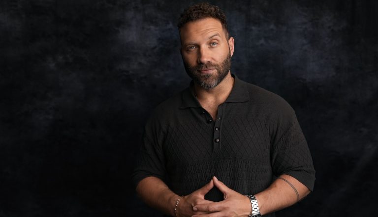 Jai Courtney plonge dans l&rsquo;héritage de Chopper et du cinéma de genre australien
