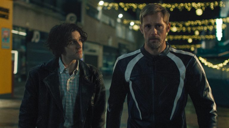 Pillion Review: La douce et petite comédie romantique BDSM d&rsquo;Alexander Skarsgard et Harry Melling