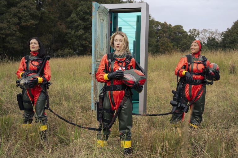 Le concepteur de production de Peacemaker parle des œufs de Pâques Earth-X, de Gotham City et plus encore