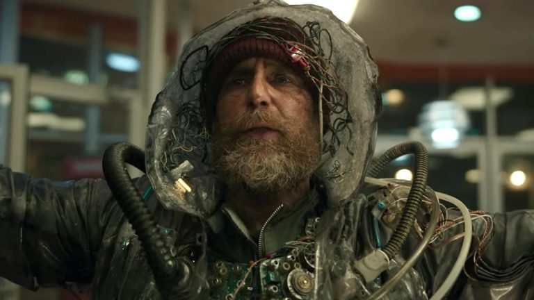 Bonne chance, amusez-vous, ne mourez pas Review: Shock Comedy se moque de l&rsquo;IA, des tropes de science-fiction et des fusillades dans les écoles