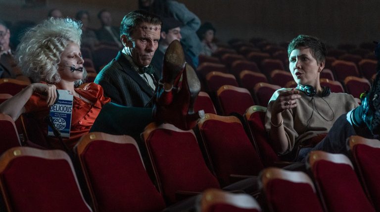 Maggie Gyllenhaal est déterminée à donner sa voix à la mariée de Frankenstein