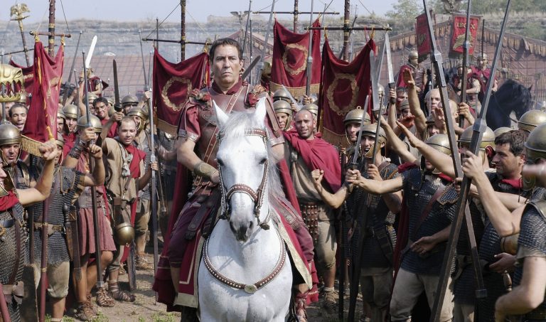 Ciarán Hinds revient sur Rome et César comme une mise en garde pour aujourd&rsquo;hui