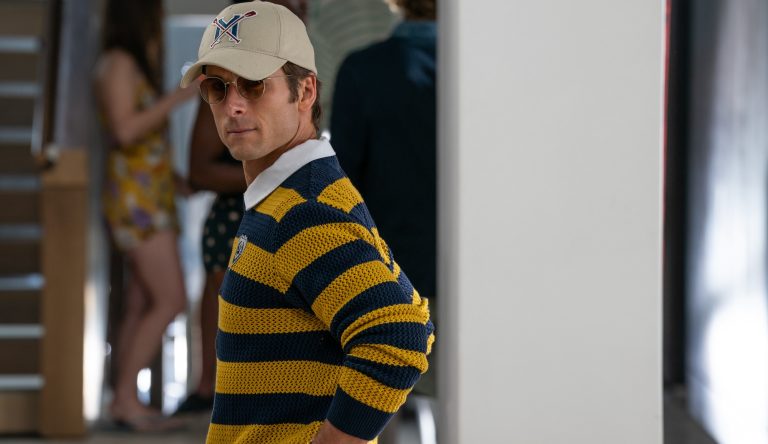 Glen Powell : Le meurtre peut avoir « une qualité américaine » dans la façon de commettre un meurtre