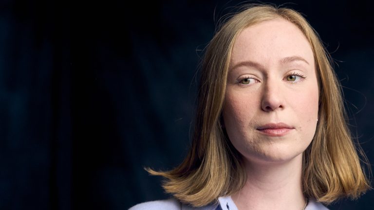 Chercheurs d'amour infini : Hannah Einbinder et Justin Theroux parlent de cultes et d'attouchements inconfortables
