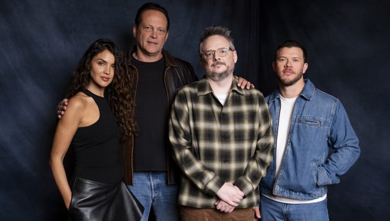 Mike & Nick & Nick & Alice obtient Timey-Wimey avec Wiseguys, Vince Vaughn et Eiza González