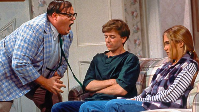 SNL : Bob Odenkirk révèle pourquoi il a fallu des années pour faire monter Chris Farley dans cette camionnette au bord de la rivière
