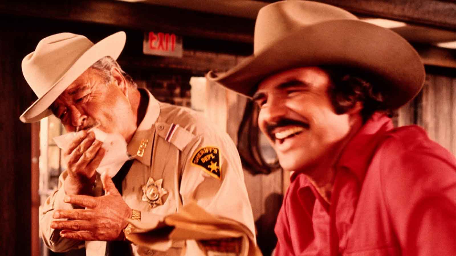 15 films de Burt Reynolds qui ne pourraient pas être plus des années 1970