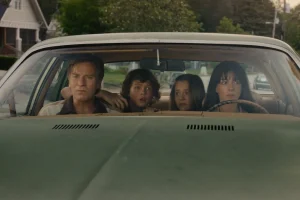 Anne Hathaway et Ewan McGregor combattent des dinosaures dans un film qui n&rsquo;est PAS Jurassic Park