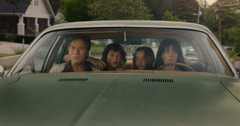 Anne Hathaway et Ewan McGregor combattent des dinosaures dans un film qui n'est PAS Jurassic Park
